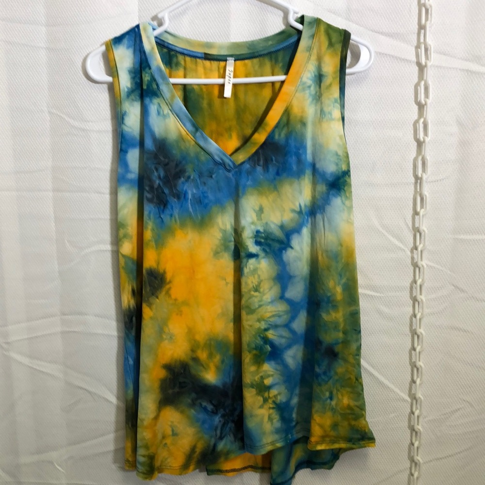 Jupee tie-dye v neck sleeveless shirt. Medium